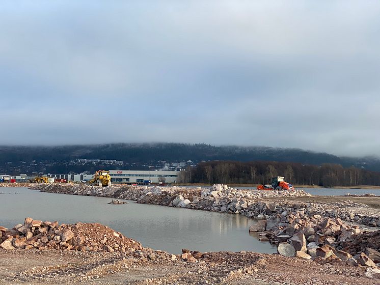 Det etableres nytt land i Gilhusbukta. Stein som fylles ut kommer nå fra Bane NORs anlegg i Strømsåstunellen i Drammen. 