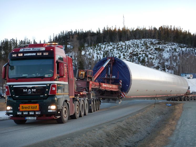 Transport av tårnelement inn på FV 715 i Åfjord