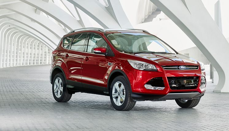 Ford Kuga - nå også med den elegante fargen Ruby Red - samt sterkere dieselmotor kombinert med lavere CO2-utslipp.