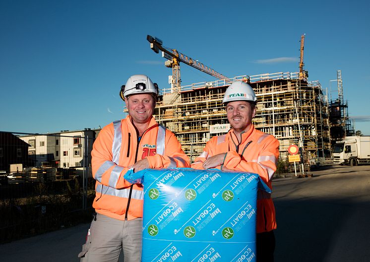 Brf Honnören isoleres med EcoBatt fra Knauf Insulation. Mats Stenman og Viktor Gustafsson er til-fredse med pris og kvalitet – og tømrerne er glade for, at de fik den isolering, de gerne vil arbejde med.