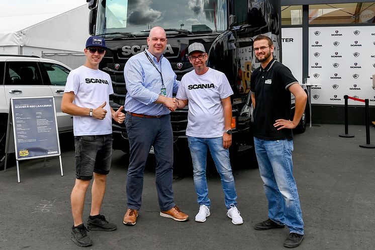 Scania R 450 als Gebrauchter für Mirko (li.) und Frank Weingartz (3.v.li.)