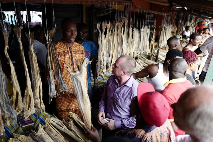 Ronny Berg på tørrfiskmarked i Nigeria