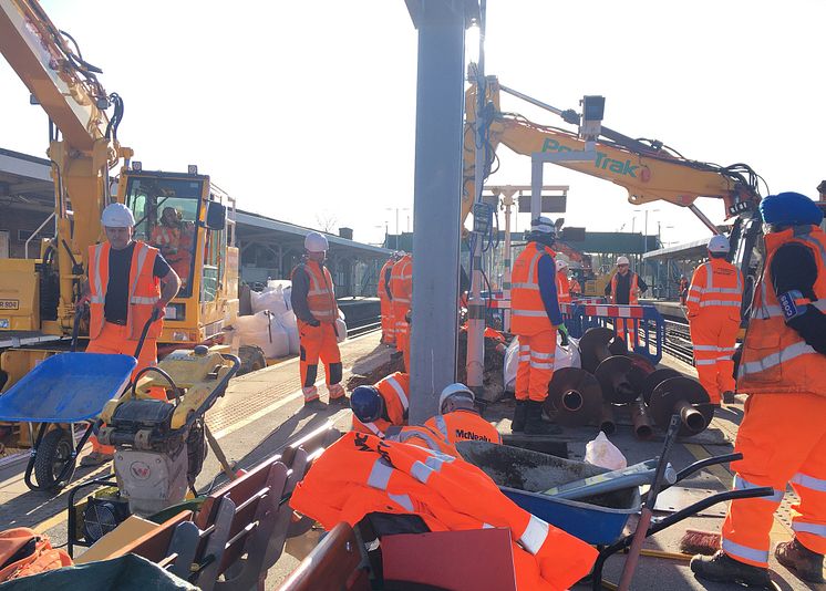 Tulse Hill canopy: pillar installation