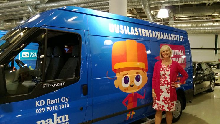 Uusi Lastensairaala tukiyhdistys 2017 ry:n edustaja ja Ford Transit