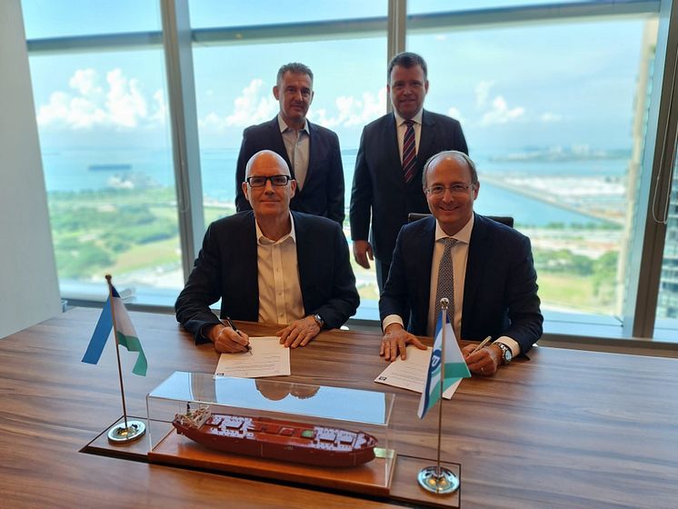 WindWings contract signing - Clockwise from bottom left - James Marshall (CEO, Berge Bulk), Paolo Tonon (Technical Director, Berge Bulk), Aleksander Askeland (CSO, Yara Marine), Thomas Koniordos (CEO, Yara Marine)