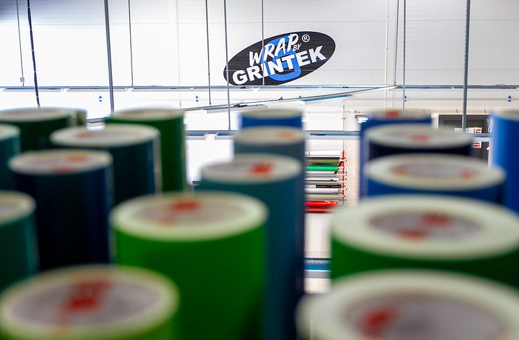 Wrap By Grintek er slagordet, og det går kjøretøy inn og ut av arbeidshallen hver eneste dag.