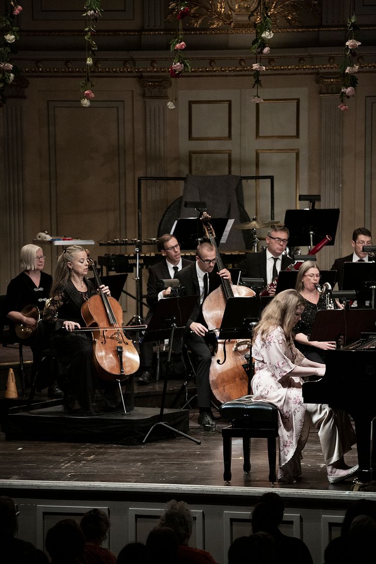 Teré Löf piano, Christina Wirdegren Cello och Blåsarsymfonikerna