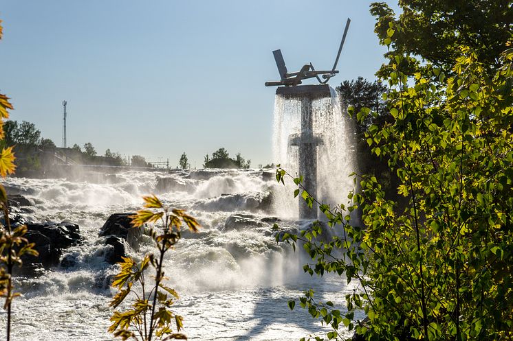 Hønefossen med Oppgangsaga i vårsol