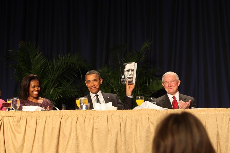President Barack Obama håller upp boken Bonhoeffer under National Prayer Breakfast 2012