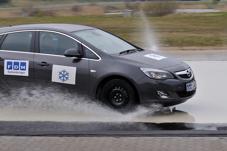 Selv vinterdæk er ingen garanti på glatte veje. Her forlader bilen med vinterdæk vejen efter at være kørt ind i kurven med fem kilometer for høj fart. I det virkelige liv var det endt med buler.