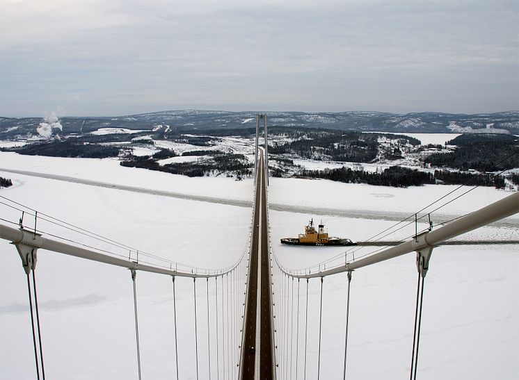 Isbrytare under Högakustenbron.