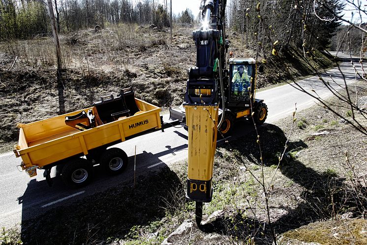 Volvo EW160E, skopor och hydraulhammare och Humus-vagn hos Linde Schakt