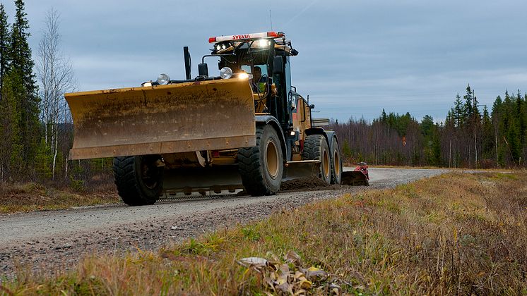 Grusvägsunderhåll - foto - Patrick Trägårdh