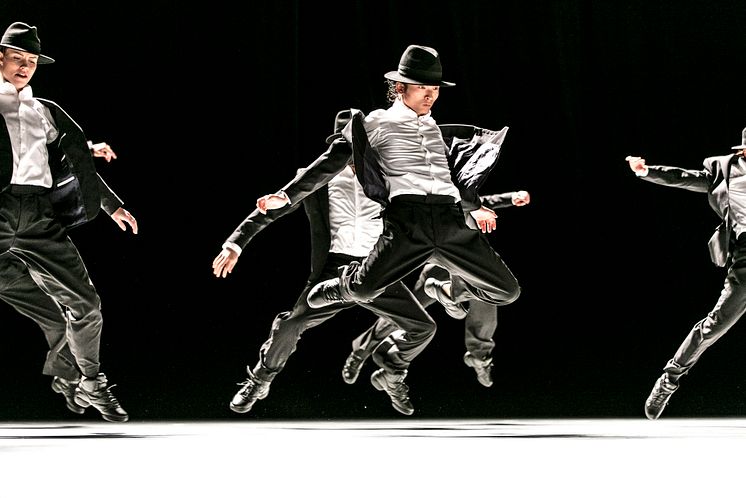 Decadance av Ohad Naharin. Fr v: Emilía Gísladóttir, Takuya Fujisawa och dansare från GöteborgsOperans Danskompani . Foto: Mats Bäcker 