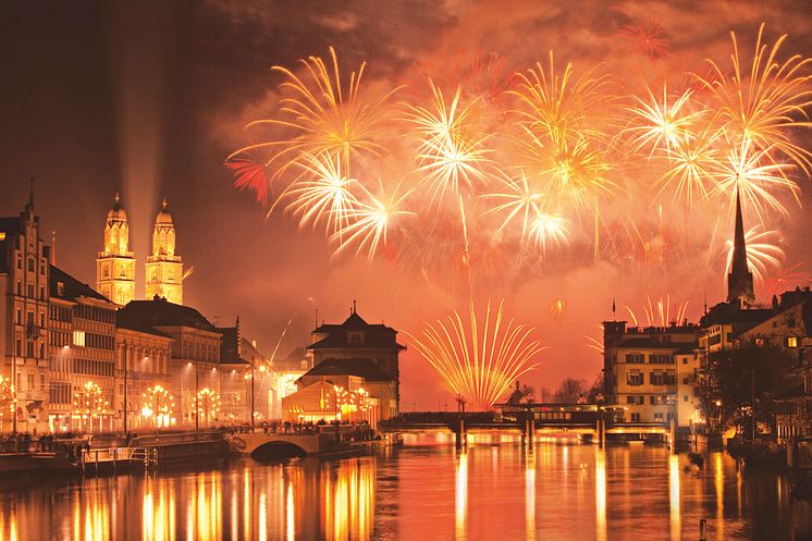 8a_Silvester-Feuerwerk-Zuerich Copyright Schweiz Tourismus - Christof Sonderegger