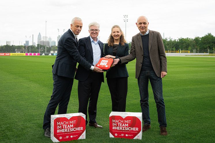 DFB_Herzsicher_DHS_BSS_Foto-mit-AED