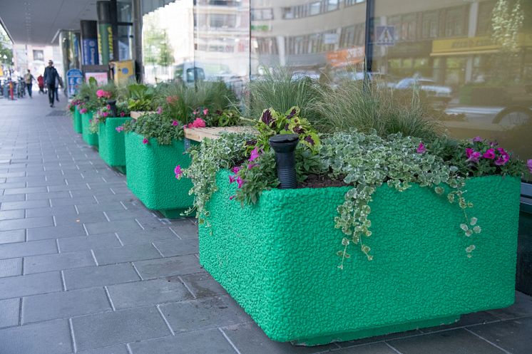 Sittplatser på Drottninggatan vid Näbbtorget.