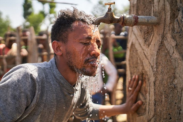 Ashenafi, äthiopischer Künstler, mit Viva con Agua unterwegs