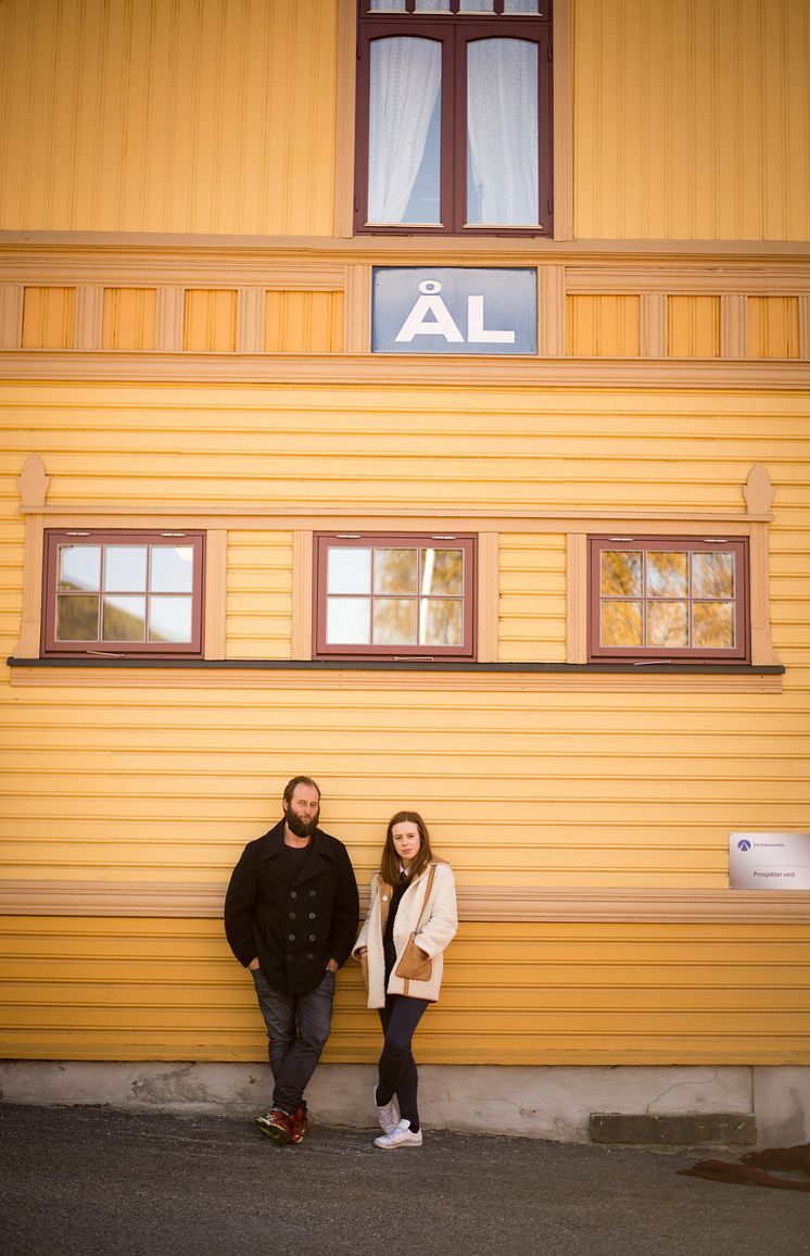 Stein Torleif Bjella og Kjersti Dalseide på Ål Stasjon