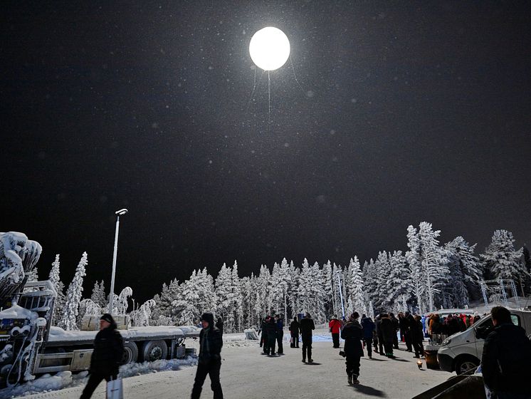 Midnattssolen tänds över Gällivare, Riksbyggen