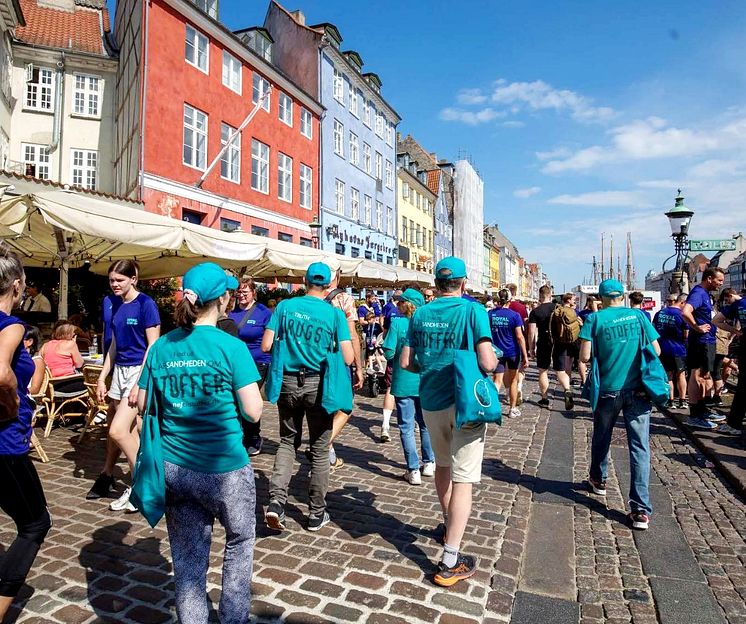 3_on-a-copenhagen-street-during-the-run.jpg