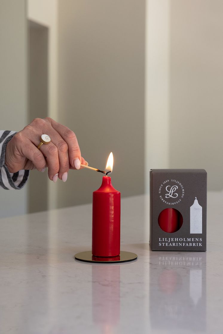 Liljeholmens Stearinfabriks röda Kupéljus är tillverkat av 100% stearin, som är ett förnybart material.