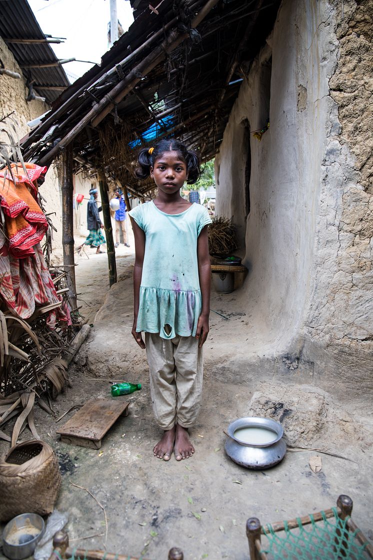 Joshna, 10 år, från byn Goyerpur i Bangladesh, drömmar om att bli läkare. Men först behöver hon få gå i skolan på sitt eget språk.