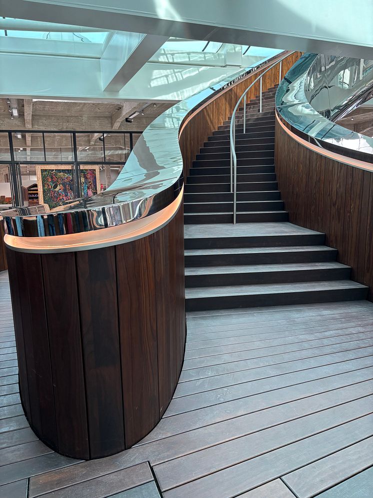 Kebony-Holztreppe im FENIX Museum: Nachhaltige Architektur, doppelte Helix, Design von MAD Architects in Rotterdam.