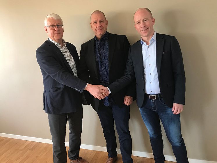 Inge Fransson, CFO Proton Group, Johan Lindvall, f.d. ägare av JL Safety/Cedoc och David Gustafsson, koncernchef Proton Group vid överlämningen i Skara, 2019-03-28.