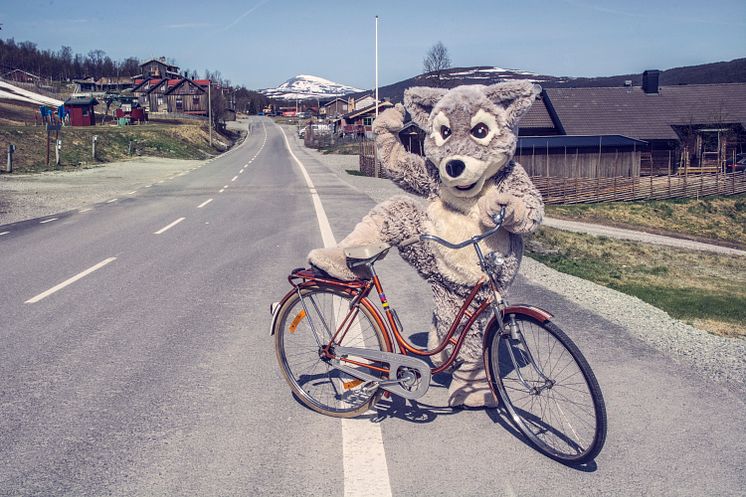 Maskoten Mickelina i Ramundberget välkomnar alla gäster till sommaren.