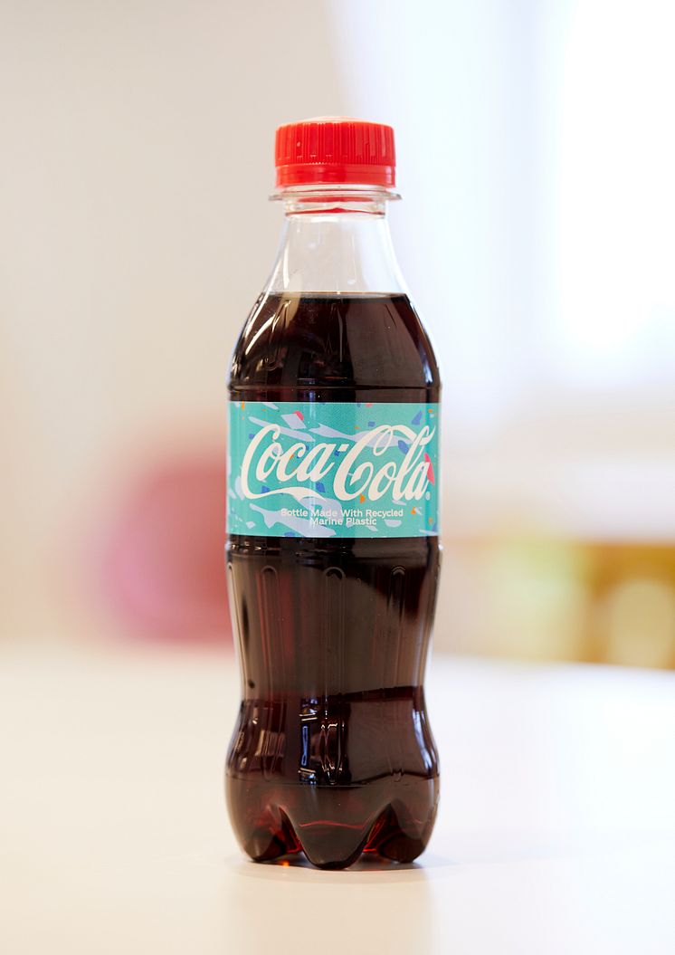Coca-Cola on esitellyt ensimmäiset juomapullot, joiden valmistuksessa on käytetty merestä kerättyä ja kierrätettyä muovia.