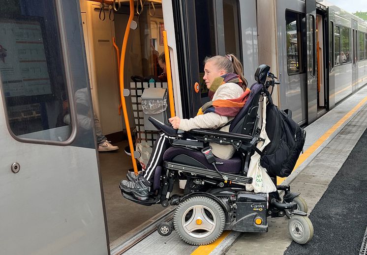 Ida Hauge Dignes på vei inn på T-banen på Brynseng