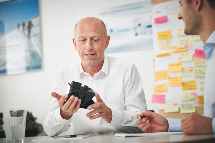 Jens Zeller, Geschäftsführer idem telematics, im Gespräch mit Kunden