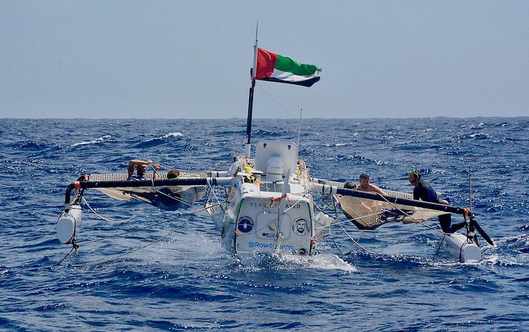 Hi-res image - Inmarsat - The crew of Row4Ocean attach a tow line to support vessel Supertramp for the final 750nm