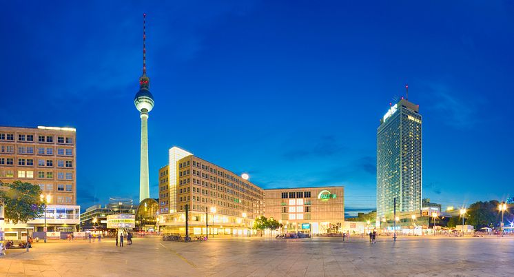 Berlin_Alexanderplatz_mit_Weltzeituhr_und_Fernsehturm