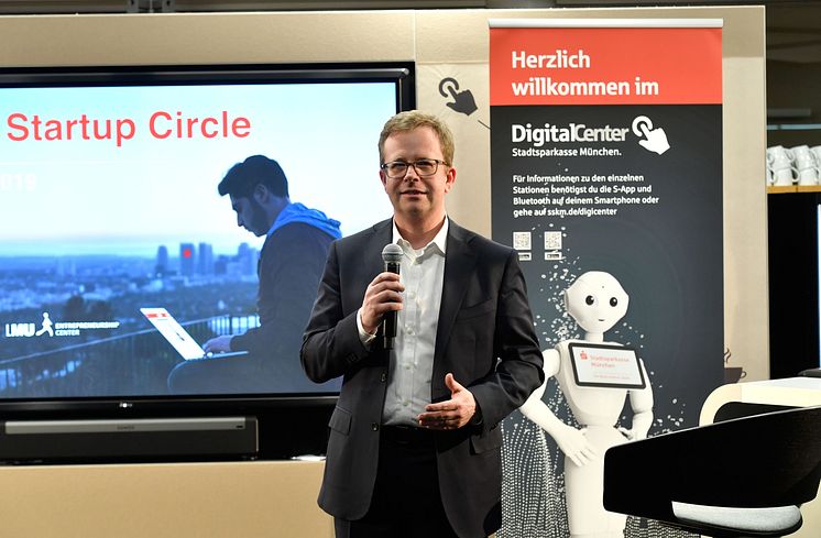 Dr. Bernd Hochberger, Vorstandsmitglied der Stadtsparkasse München, begrüßte die Gäste zum ersten Munich Startup Circle.