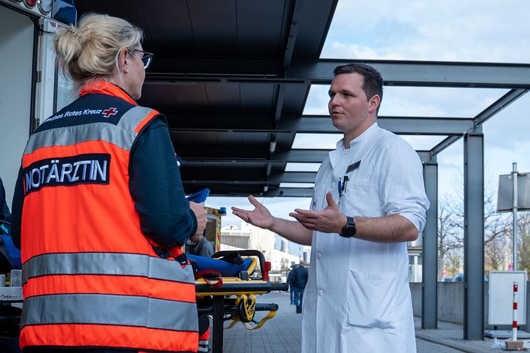 Foto_Dr-Jan-Steffen Pooth-mit-Notärztin_2024