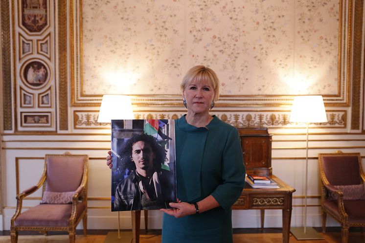 Swedish Minister for Foreign Affairs Margot Wallström, holding picture of Abdullah al-Khateeb