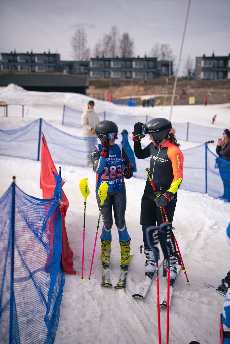Sara Hector utmanar deltagare i parallellslalom