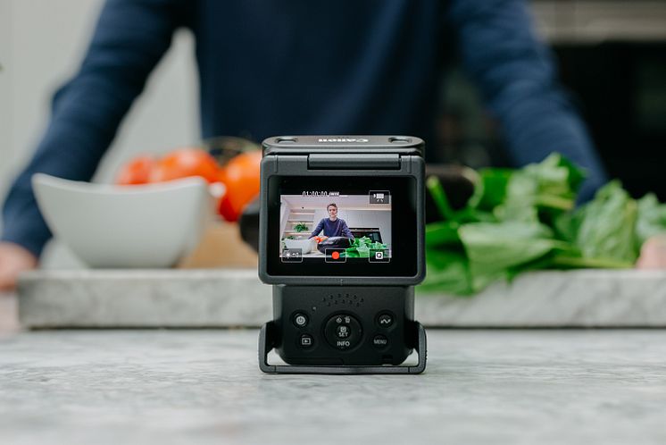 Canon_PowerShotV10-Black-Lifestyle-chef-video-capture-1X3A4209[1]