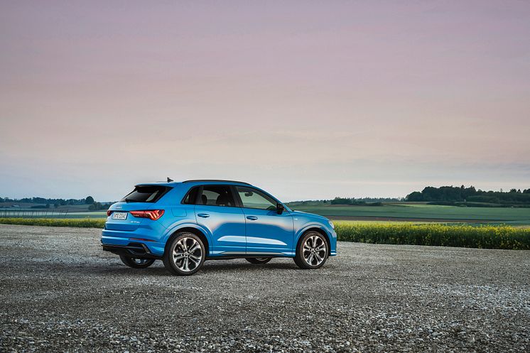 Audi Q3 45 TFSI e (Turboblå)