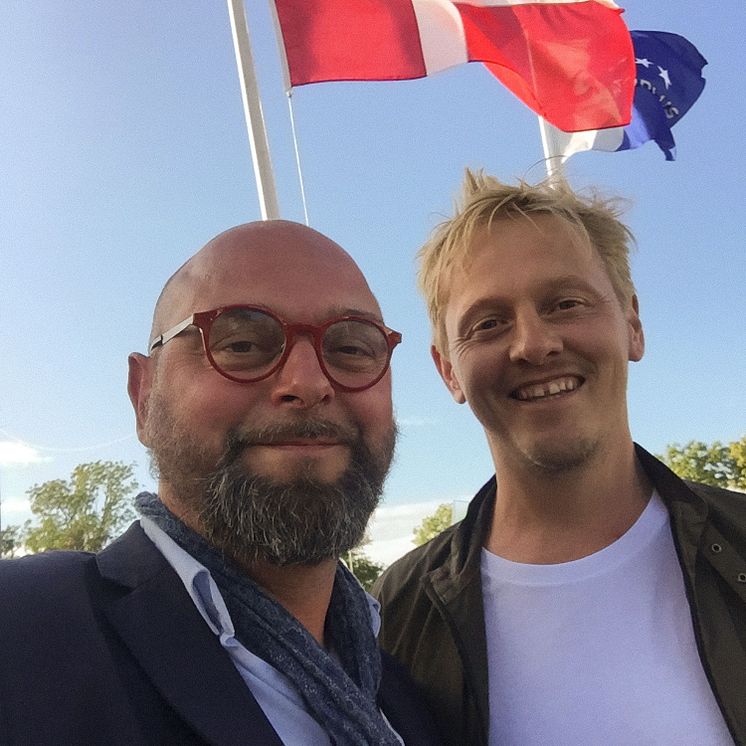 Jasper Gramkow Mortensen med Thure Lindhardt.jpg