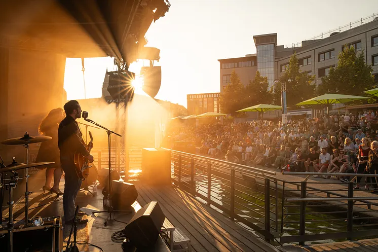 EIne Rockabilly-Band steht in der goldenen Sonne auf der Bühne des Bootshafensommers.
