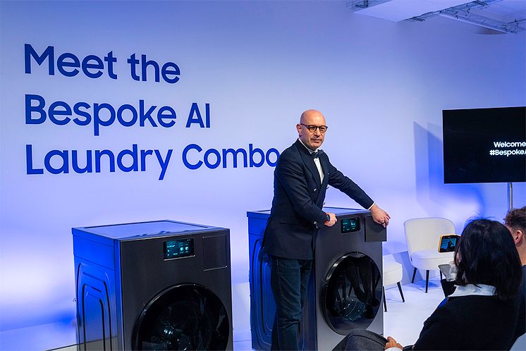 The event showed how the Bespoke AI Laundry Combo uses smart sensors and AI to choose the best settings to wash and dry clothes 3.jpg