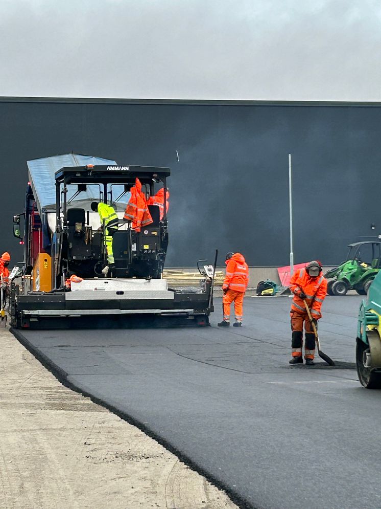 eABG48020 eldriven asfaltläggare hos Peab Asfalt