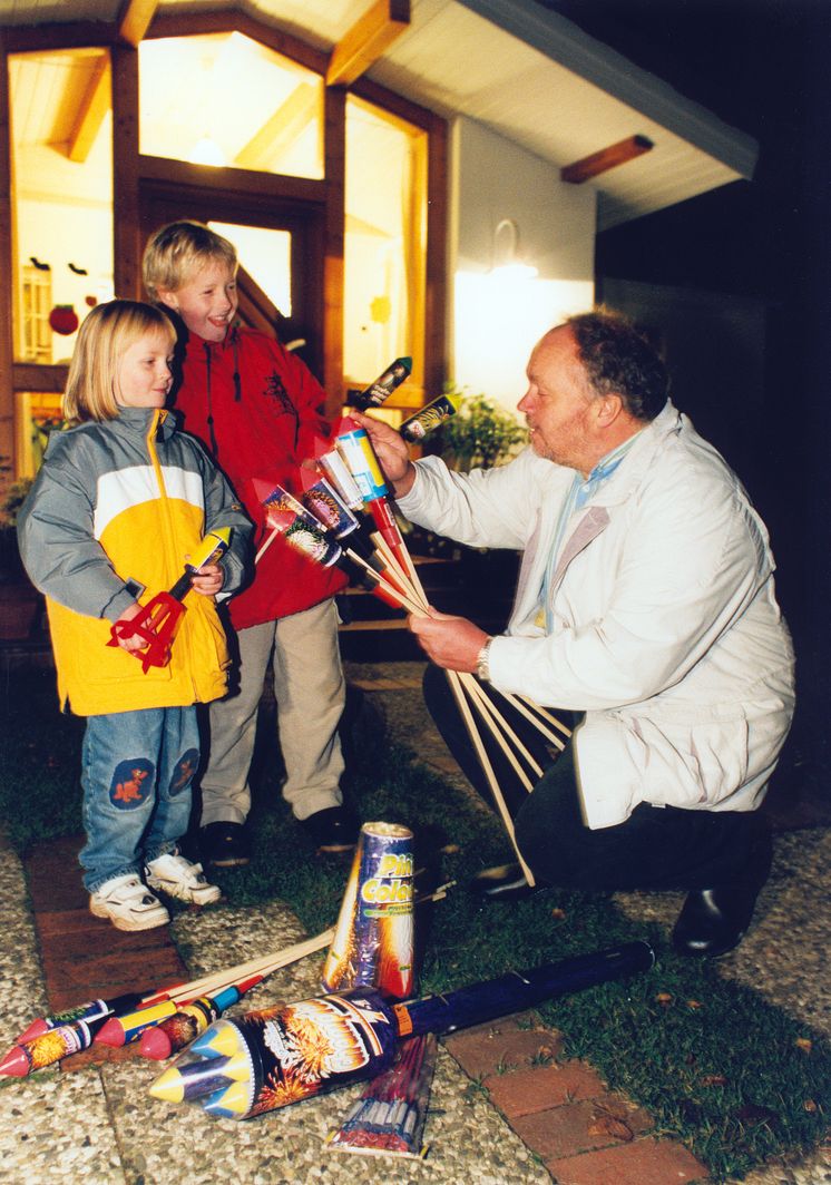 Kinder und Erwachsener mit SIlvesterknallern