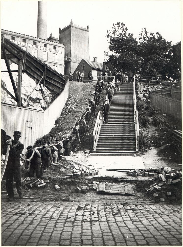 Elledning grävs ner vid Stora Badhusgatan 1907 - Foto - Göteborgs stadsmuseum.jpg