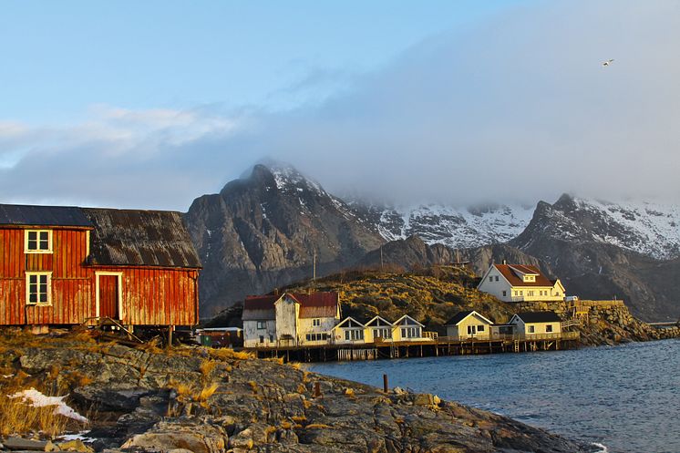 Die Norweger lieben und leben direkt an ihren Fjorden