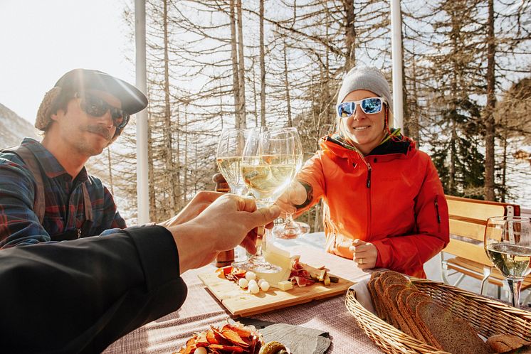 Skitourengänger machen Pause auf der Fafleralp im Lötschental (Wallis)