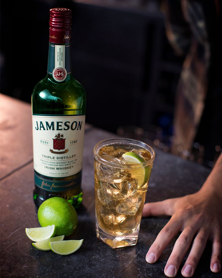 Fokus-Drink „Jameson, Ginger Ale & Lime“ im Highball Glas